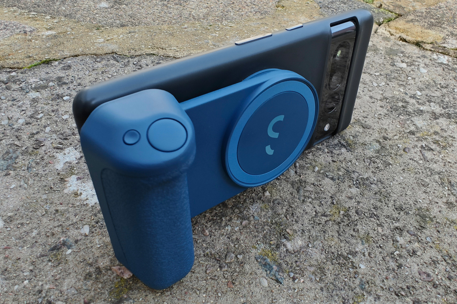 Shiftcam SnapGrip review: clip-on camera cleverness