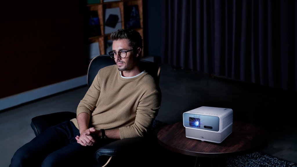 Man set next to BenQ GP500 projector displaying content