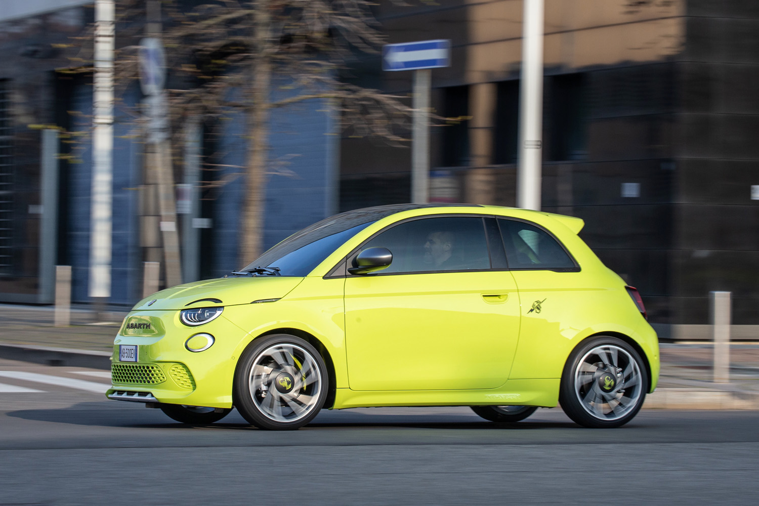 Abarth 500e city side