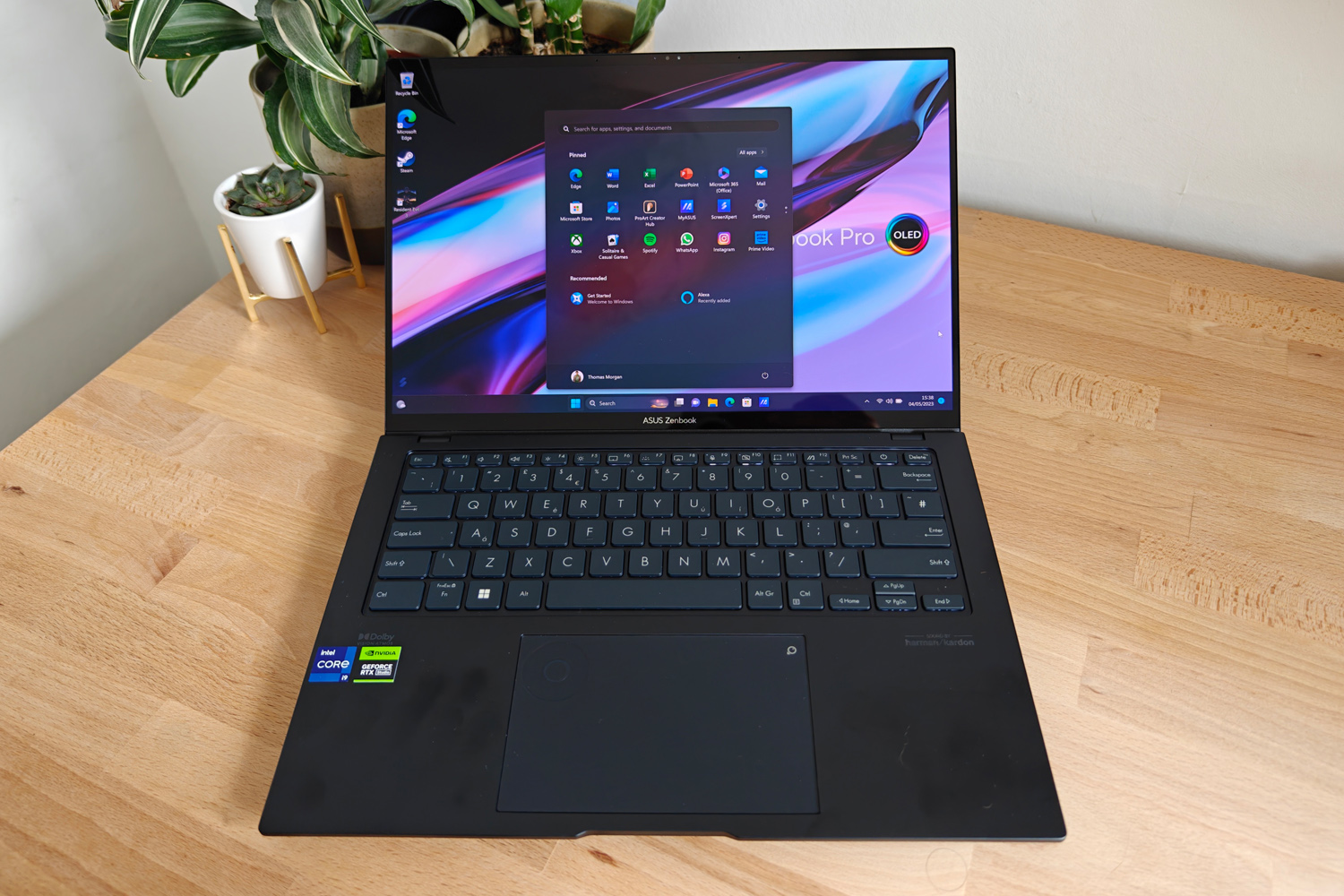 Asus Zenbook Pro 14 OLED front