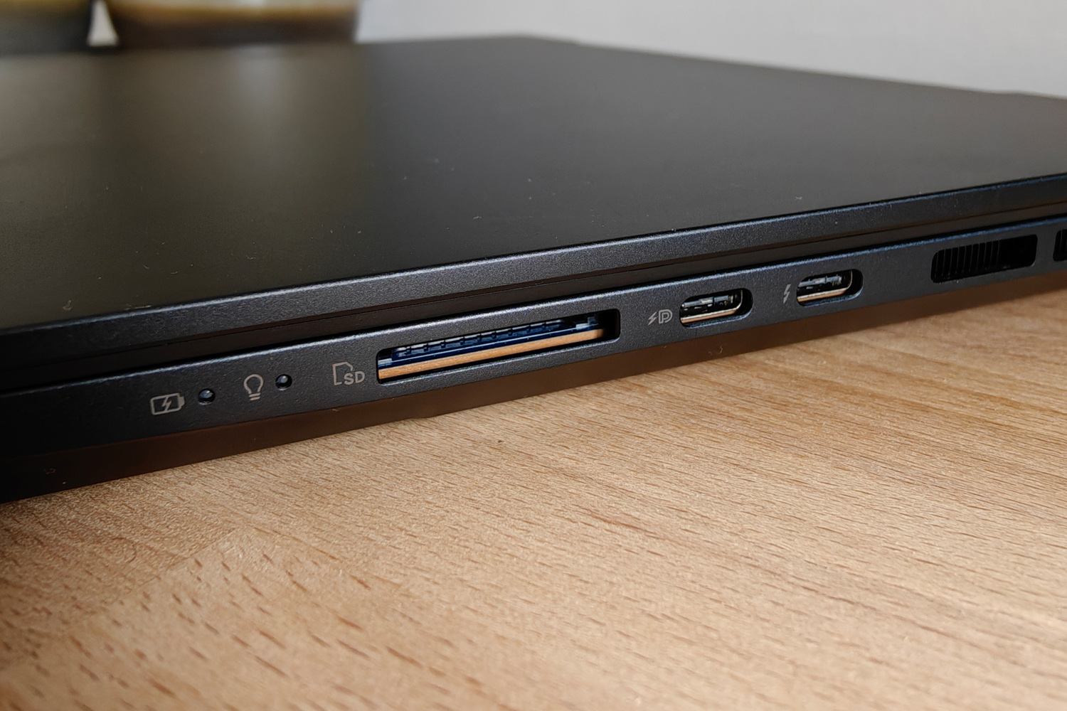 Asus Zenbook Pro 14 OLED ports right