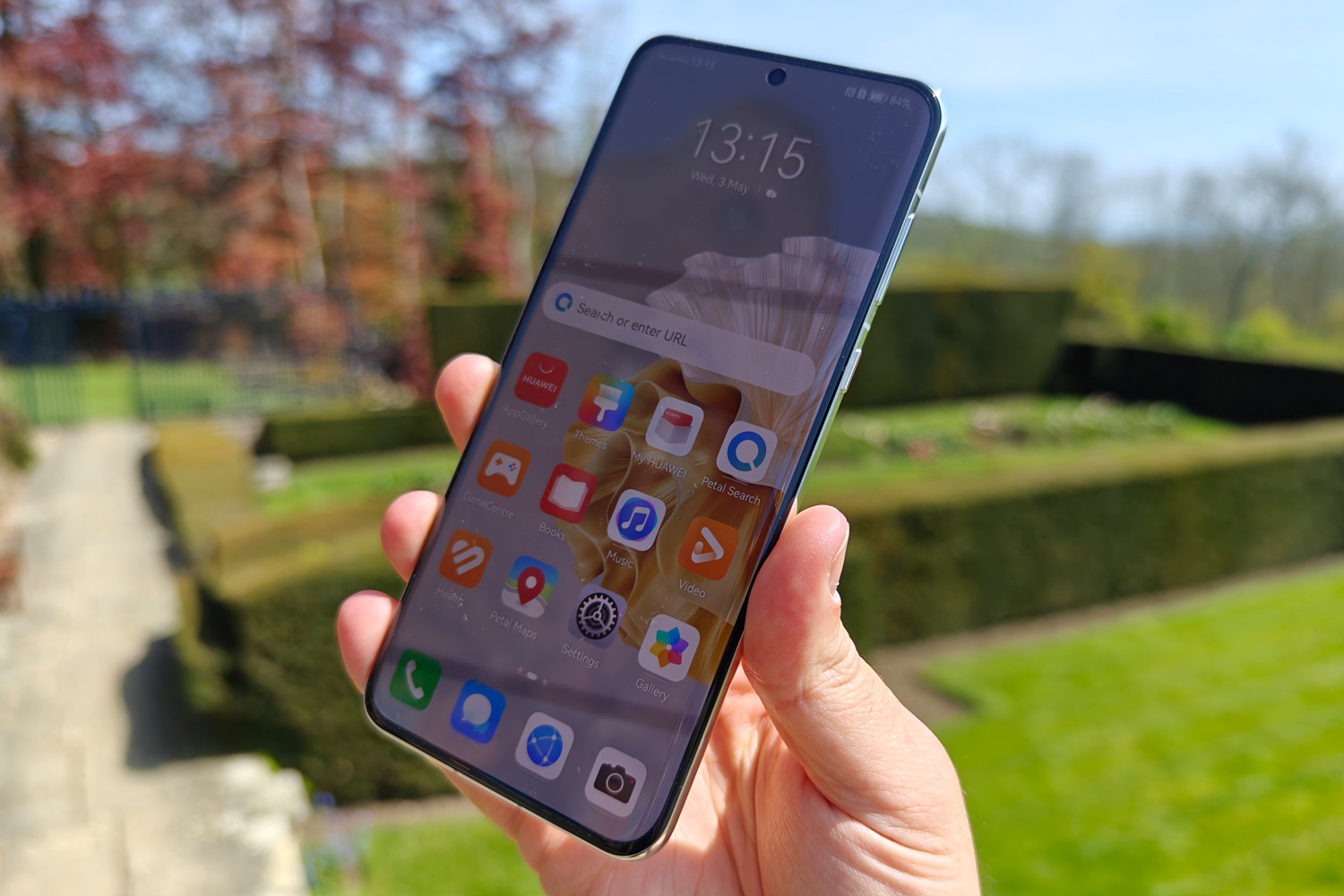 Huawei P60 Pro hands-on in hand front
