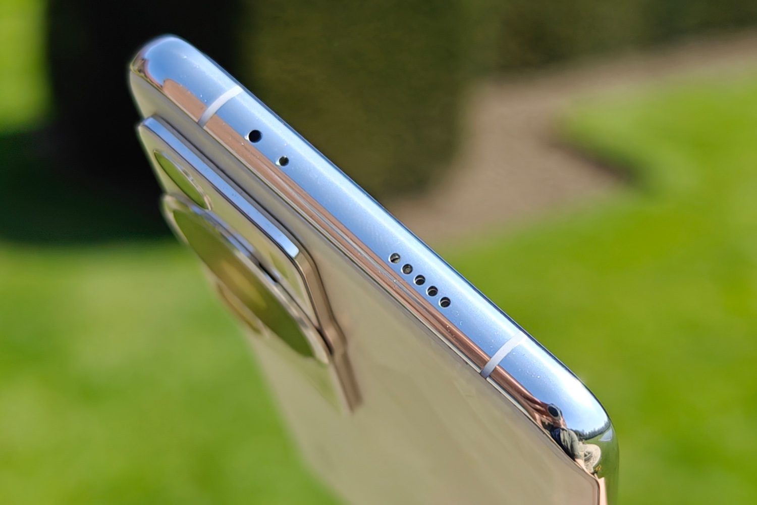 Huawei P60 Pro hands-on speaker grille