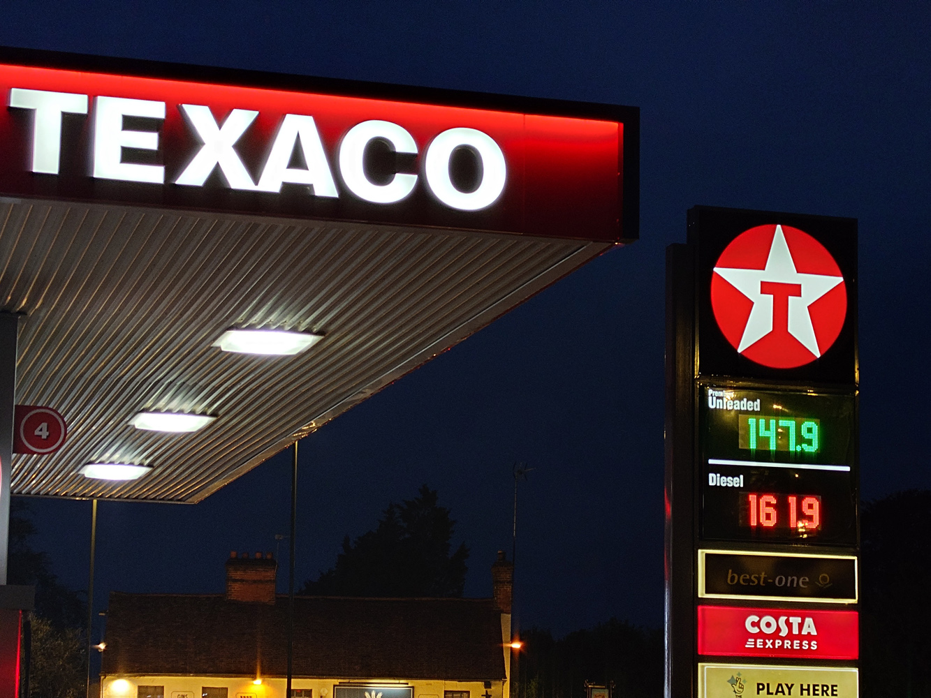 Sony Xperia 1 V camera samples petrol station low light zoom