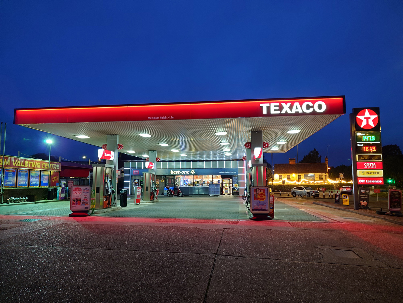 Sony Xperia 1 V camera samples petrol station low light