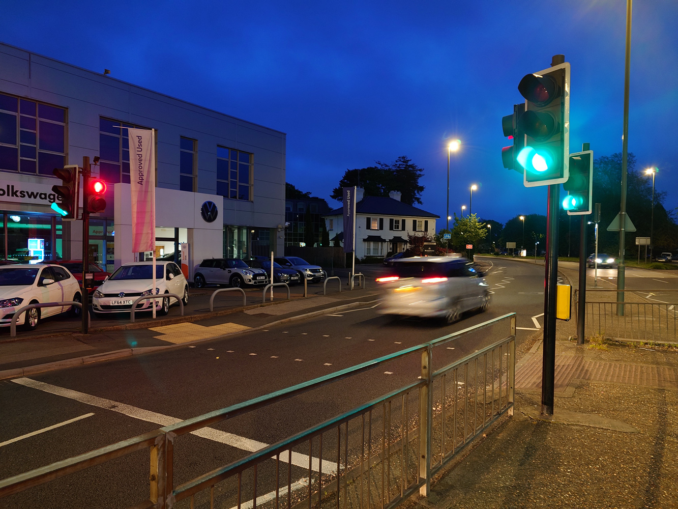 Sony Xperia 1 V camera samples traffic lights low light