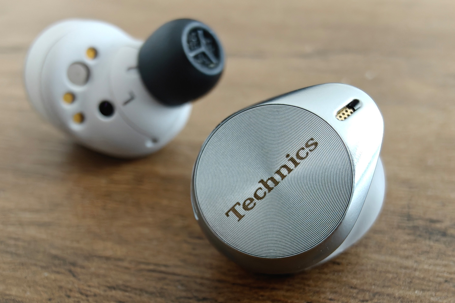 Technics AZ80 review buds exterior