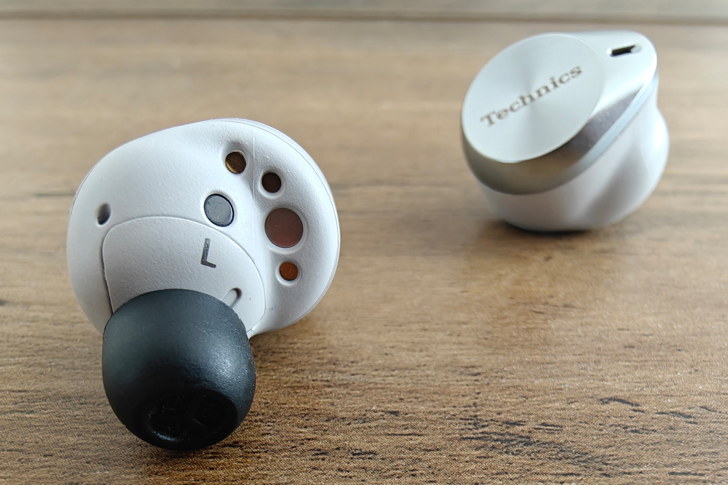 Technics AZ80 review buds interior