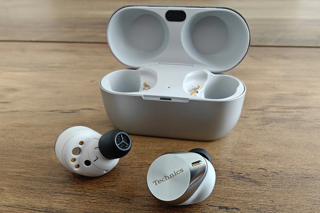 Technics AZ80 review buds outside case