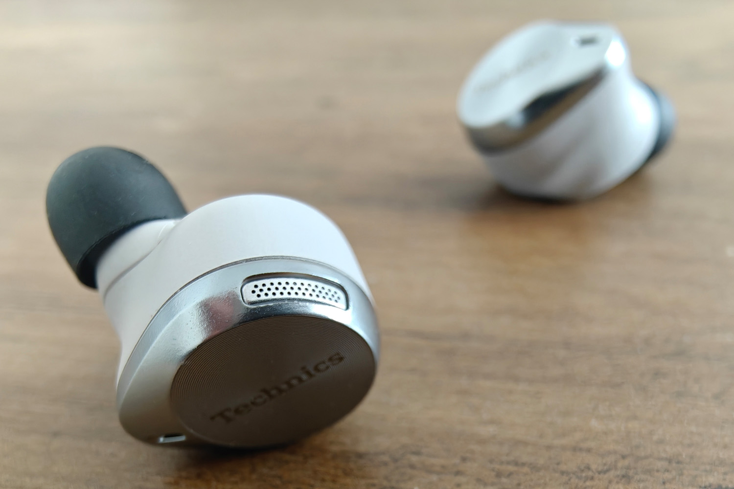 Technics AZ80 review buds trim details