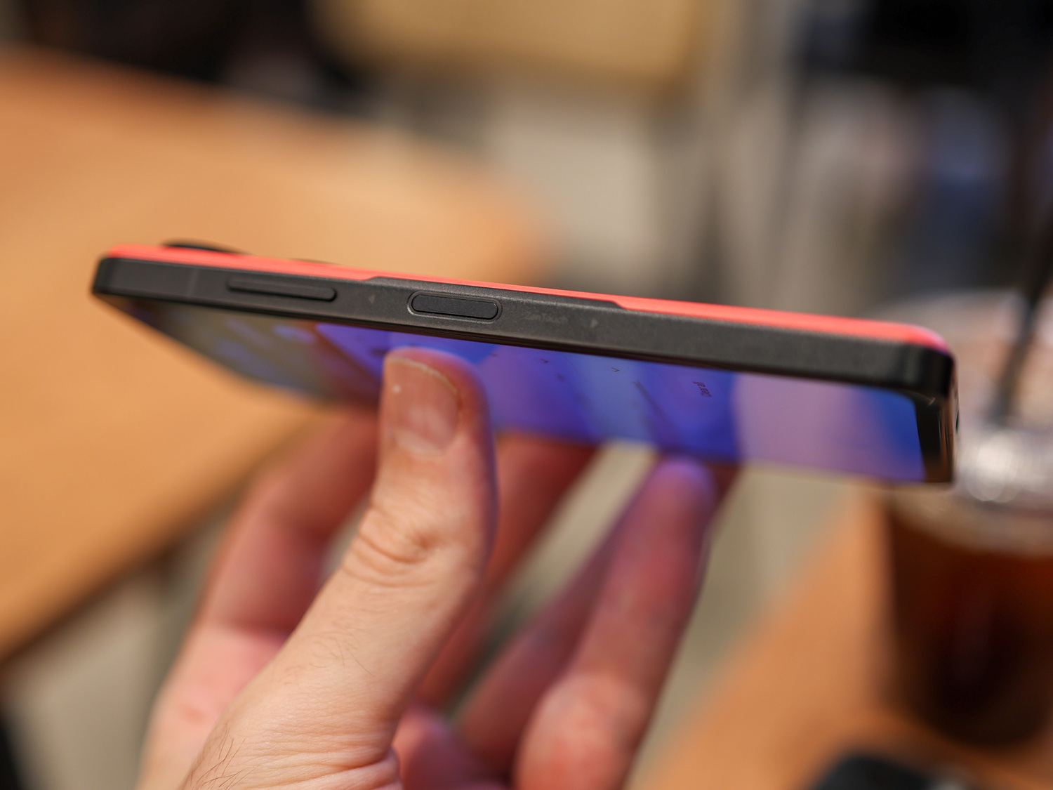 Asus Zenfone 10 review fingerprint sensor