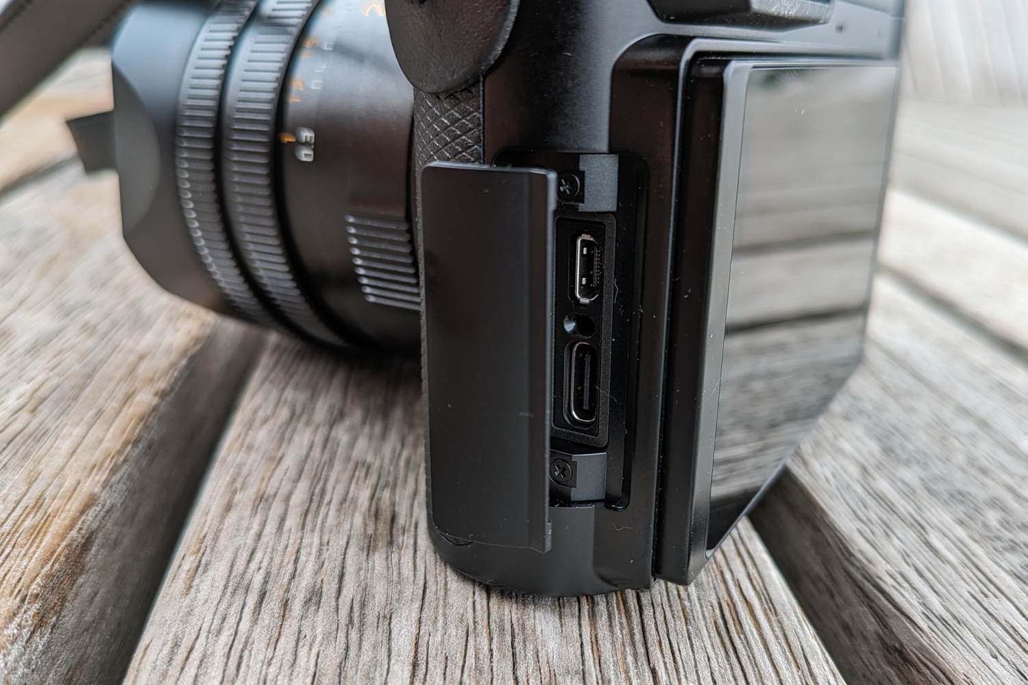Leica Q3 review USB port