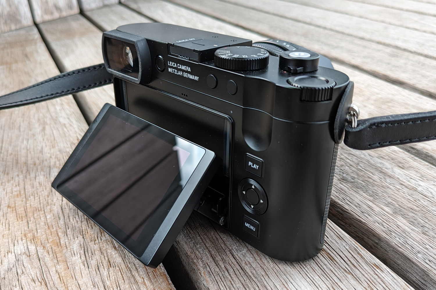 Leica Q3 review folding LCD