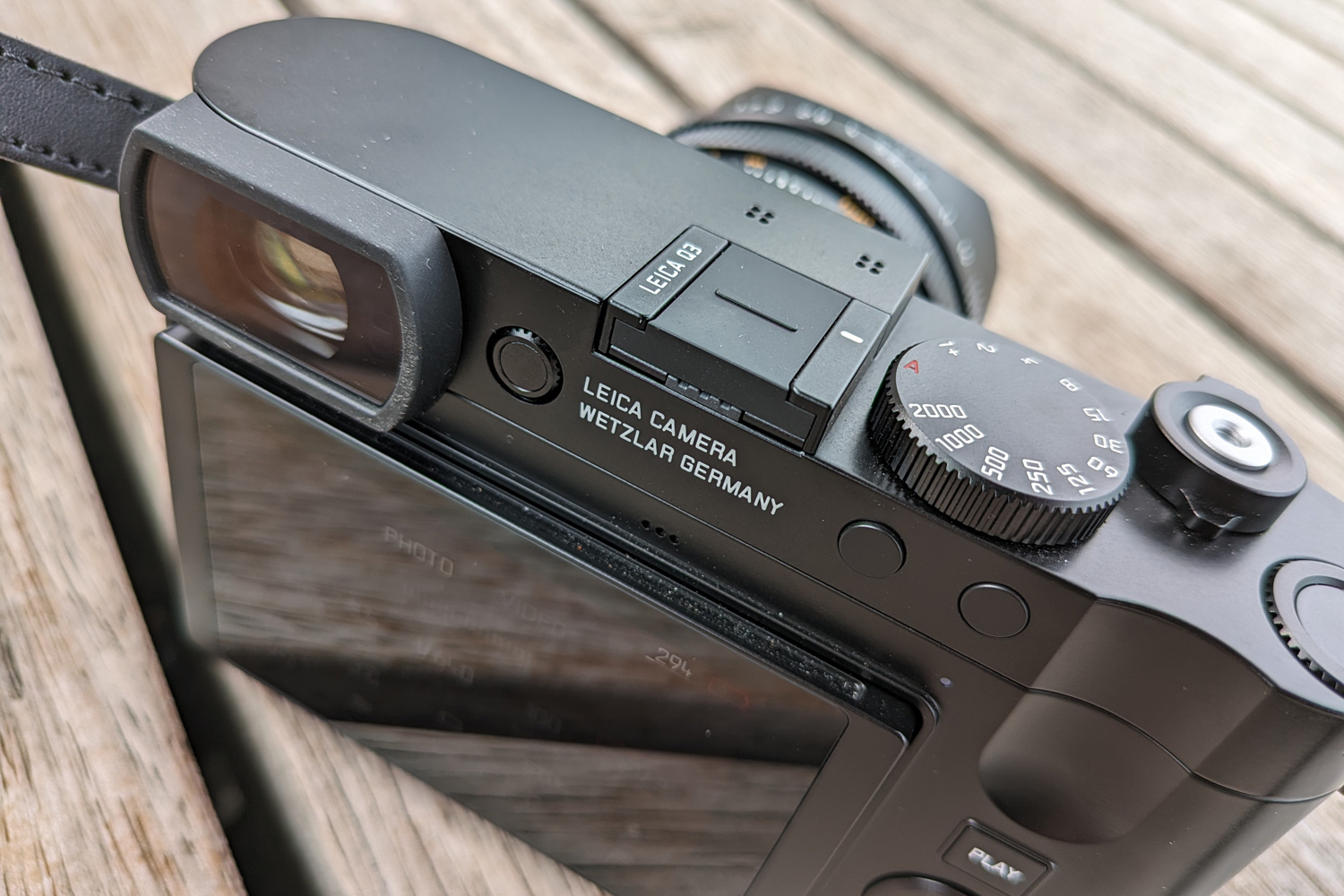 Leica Q3 review hot shoe