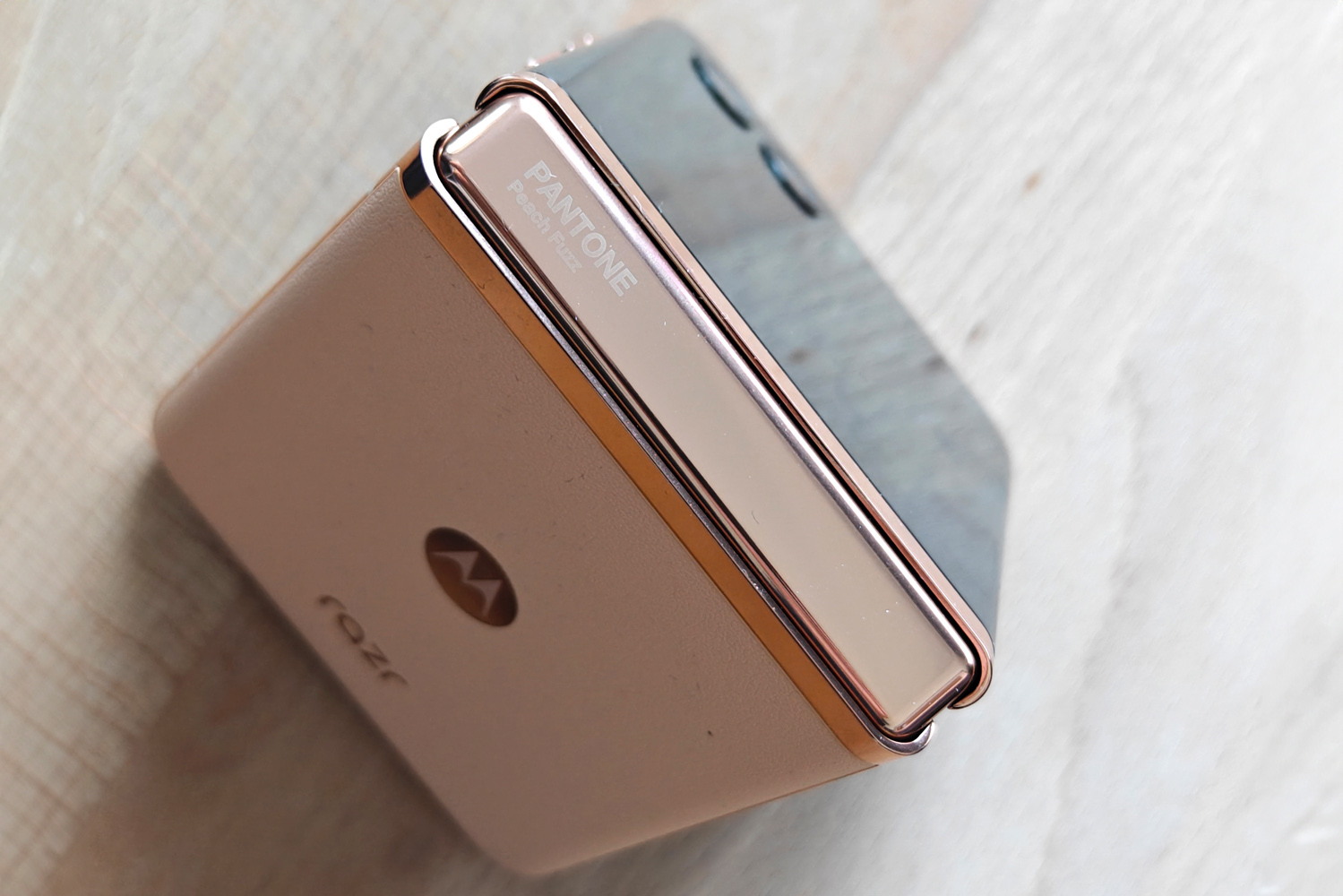 Motorola Razr 40 Ultra Peach Fuzz Pantone logo