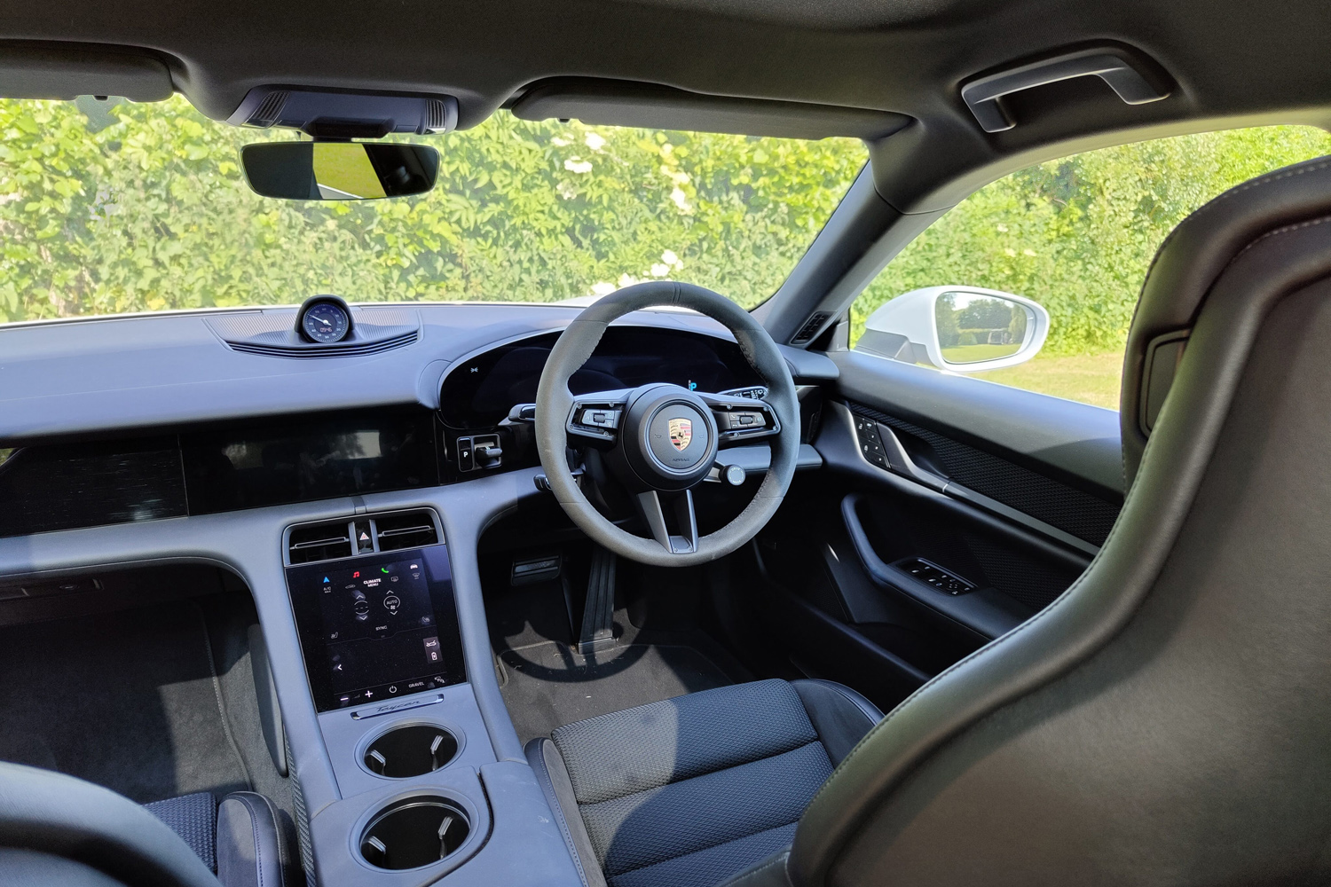 Porsche Taycan Cross Turismo Stuff review dashboard