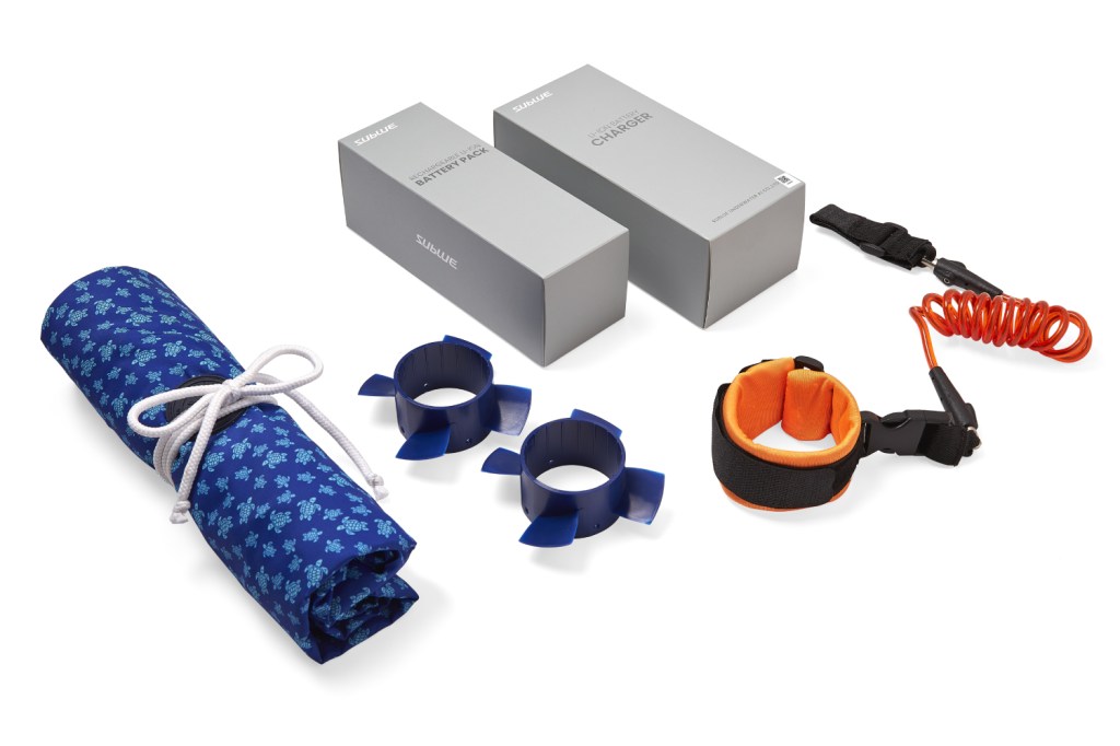 Picture showing the extra blue propellers, carry bag, battery, charger and tether that come with the Vilebrequin x Sublue Whiteshark Mix
