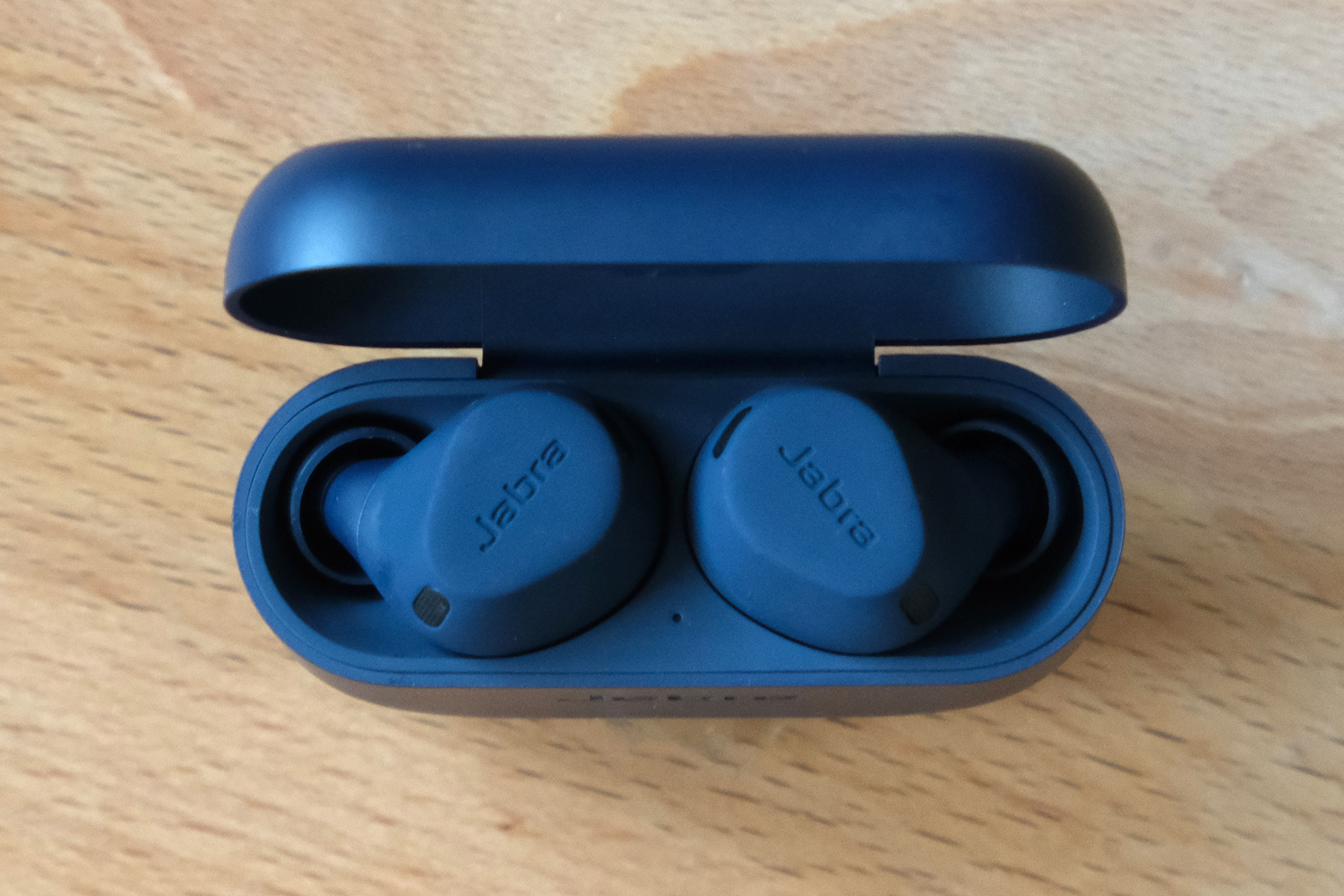 Jabra Elite 8 Active review case top down