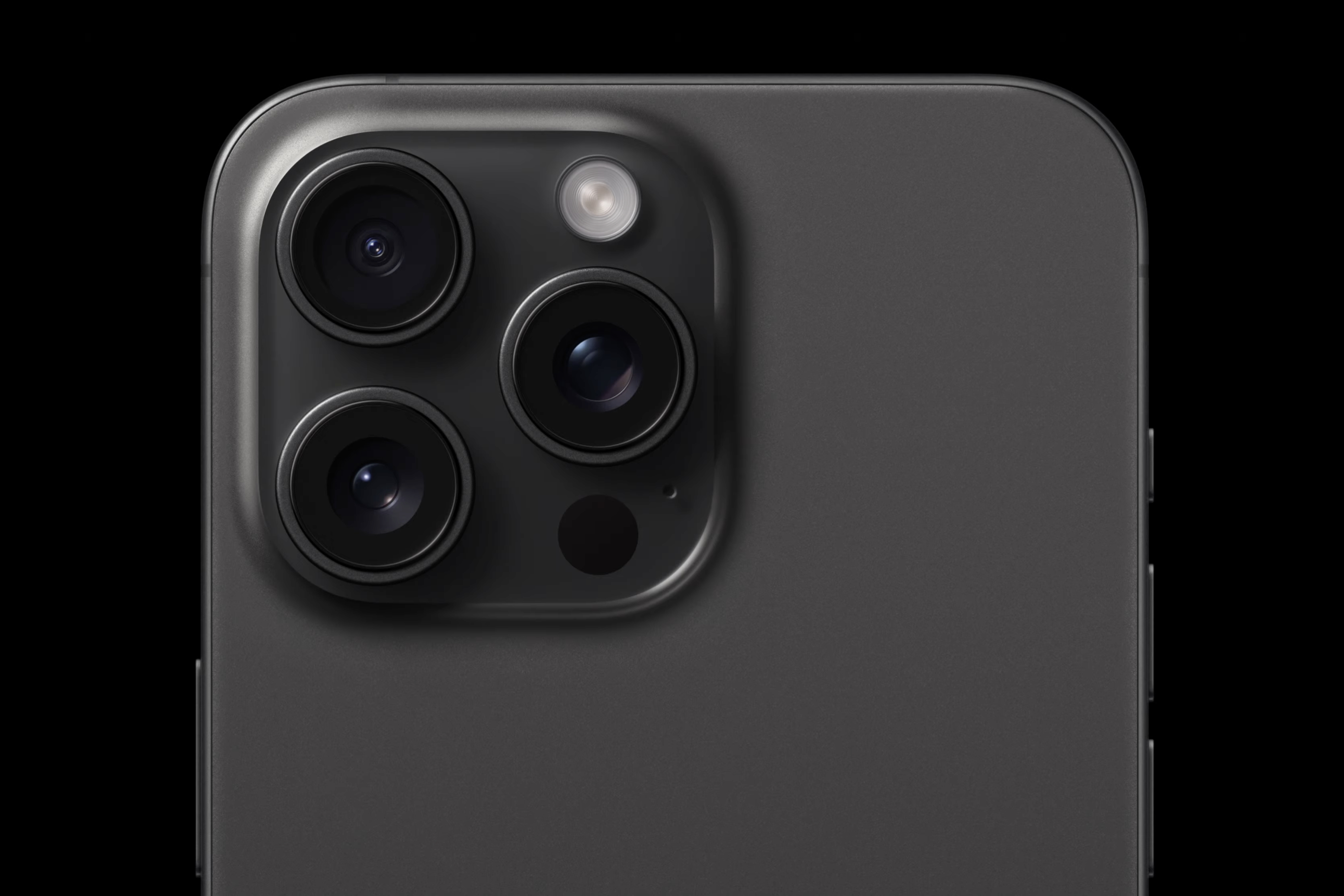 Apple iPhone 15 Pro camera trio