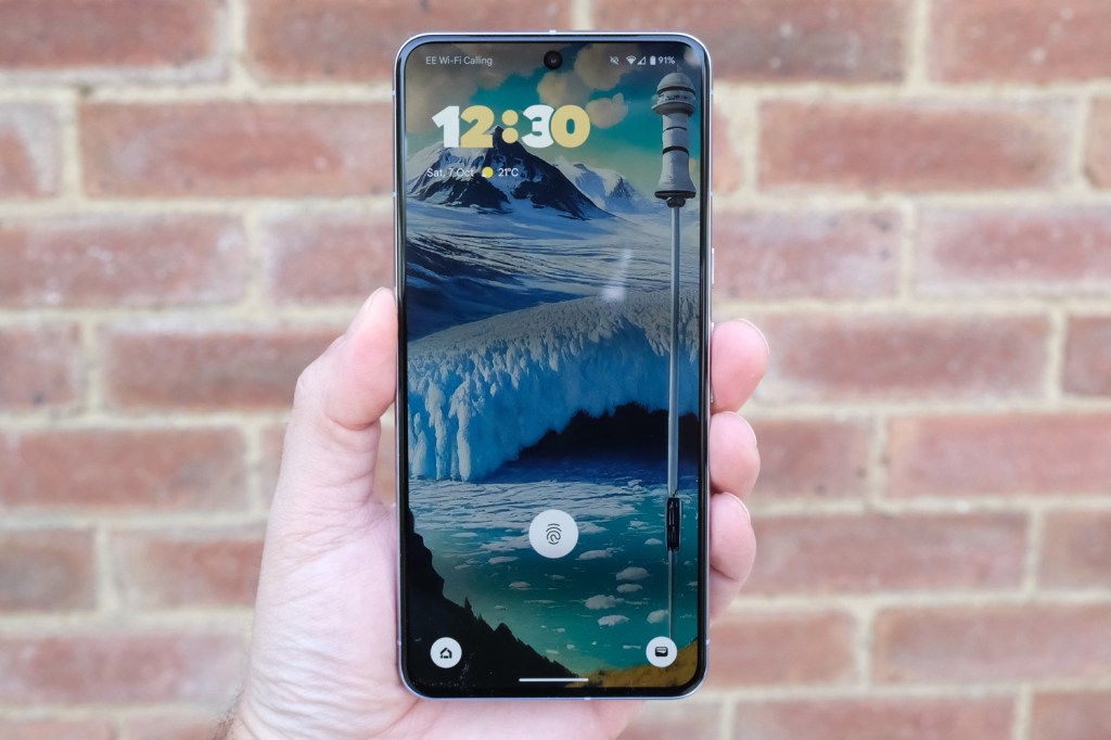 Google Pixel 8 Pro review in hand lockscreen