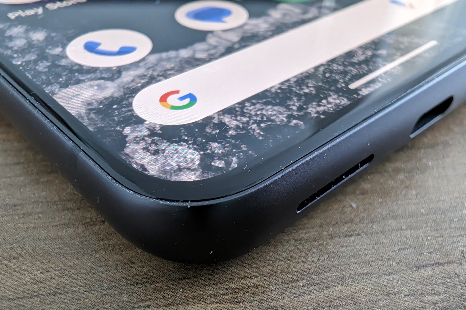 Google Pixel 8 review display bezel