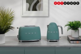Smeg’s breakfast set gets an emerald green splash of colour for toaster and kettle