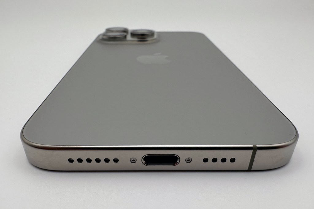 Curved edges on new iPhone 15 Pro Max