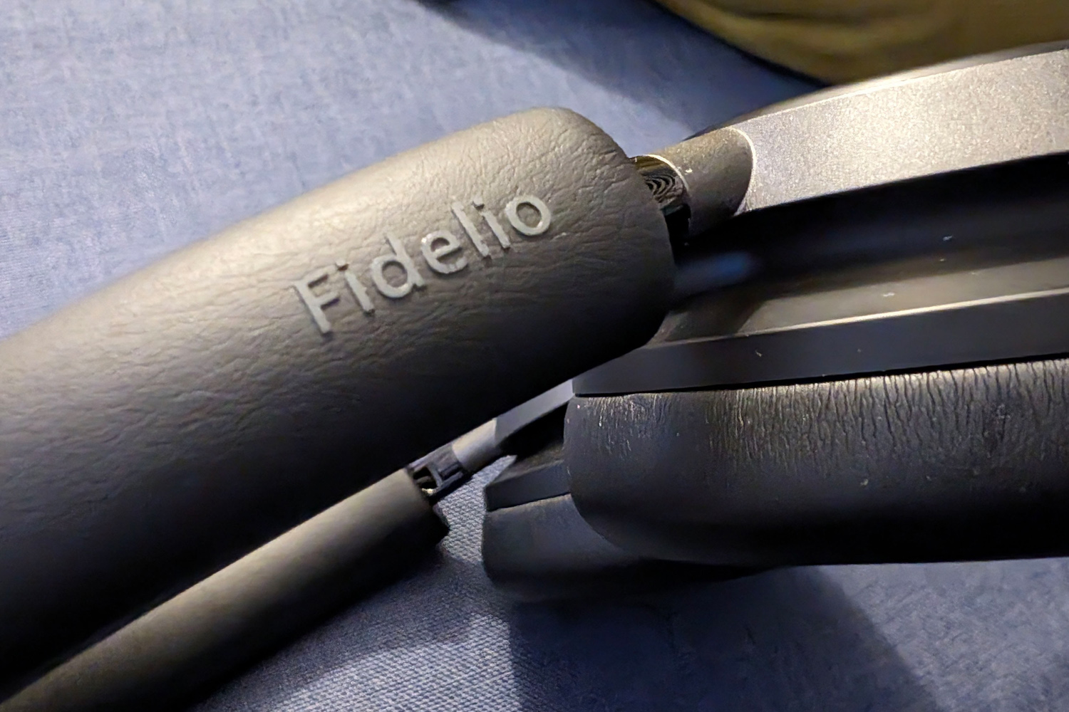Philips Fidelio L4 review headband