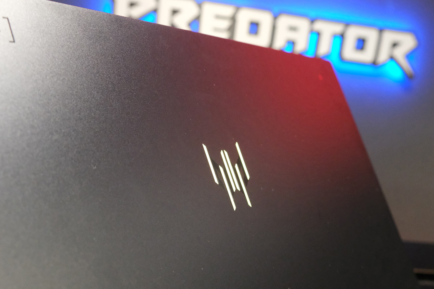 Acer Predator Helios Neo 18 hands-on lid logo