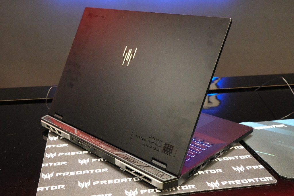 Acer Predator Helios Neo 18 hands-on lid