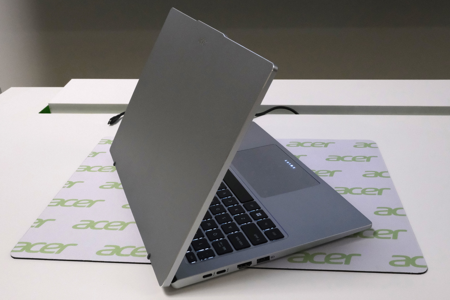 Acer Swift Go 14 hands-on thickness