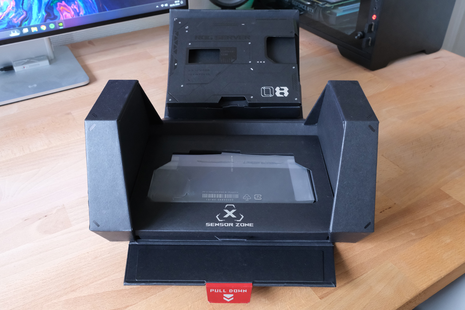 Asus ROG Phone 8 Pro Edition box open