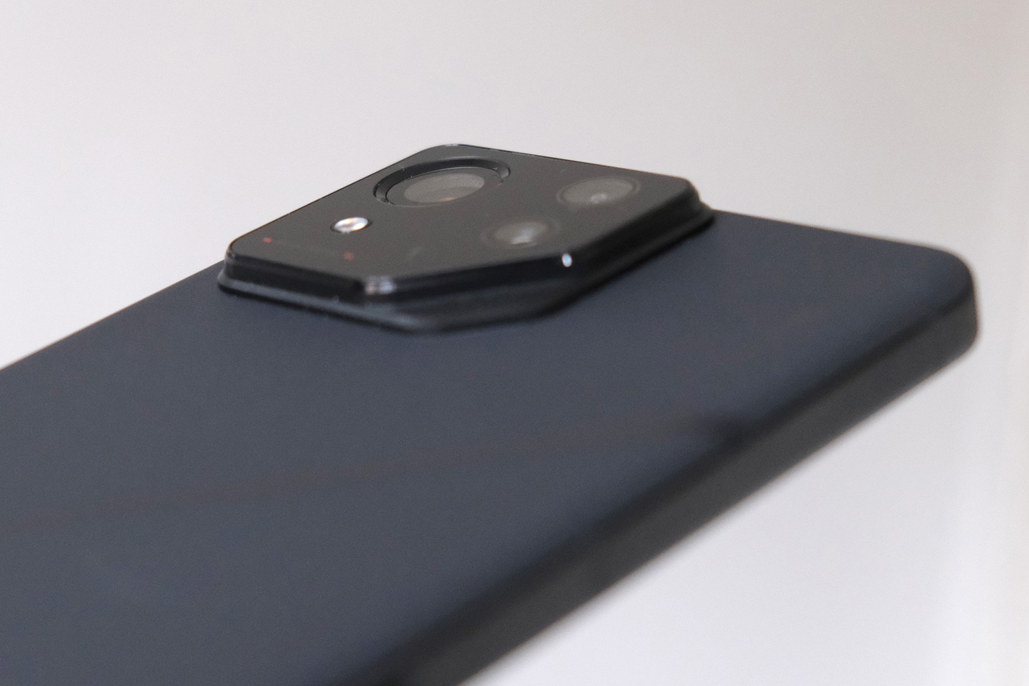 Asus ROG Phone 8 Pro camera bump protrusion