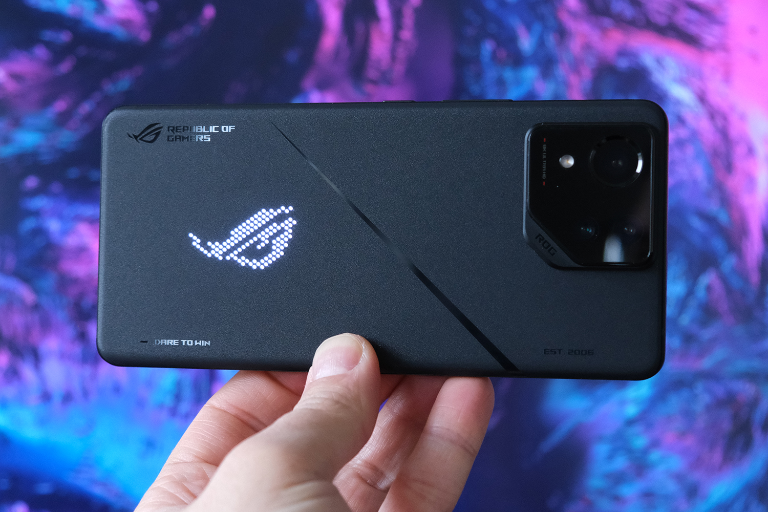 Asus ROG Phone 8 Pro в руках AniMe