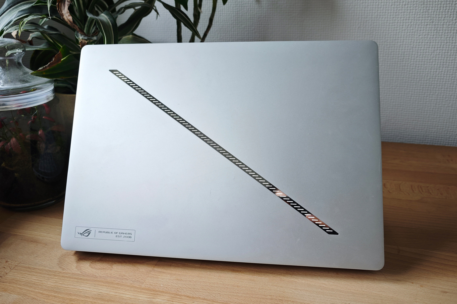 Asus ROG Zephyrus G14 2024 review lid