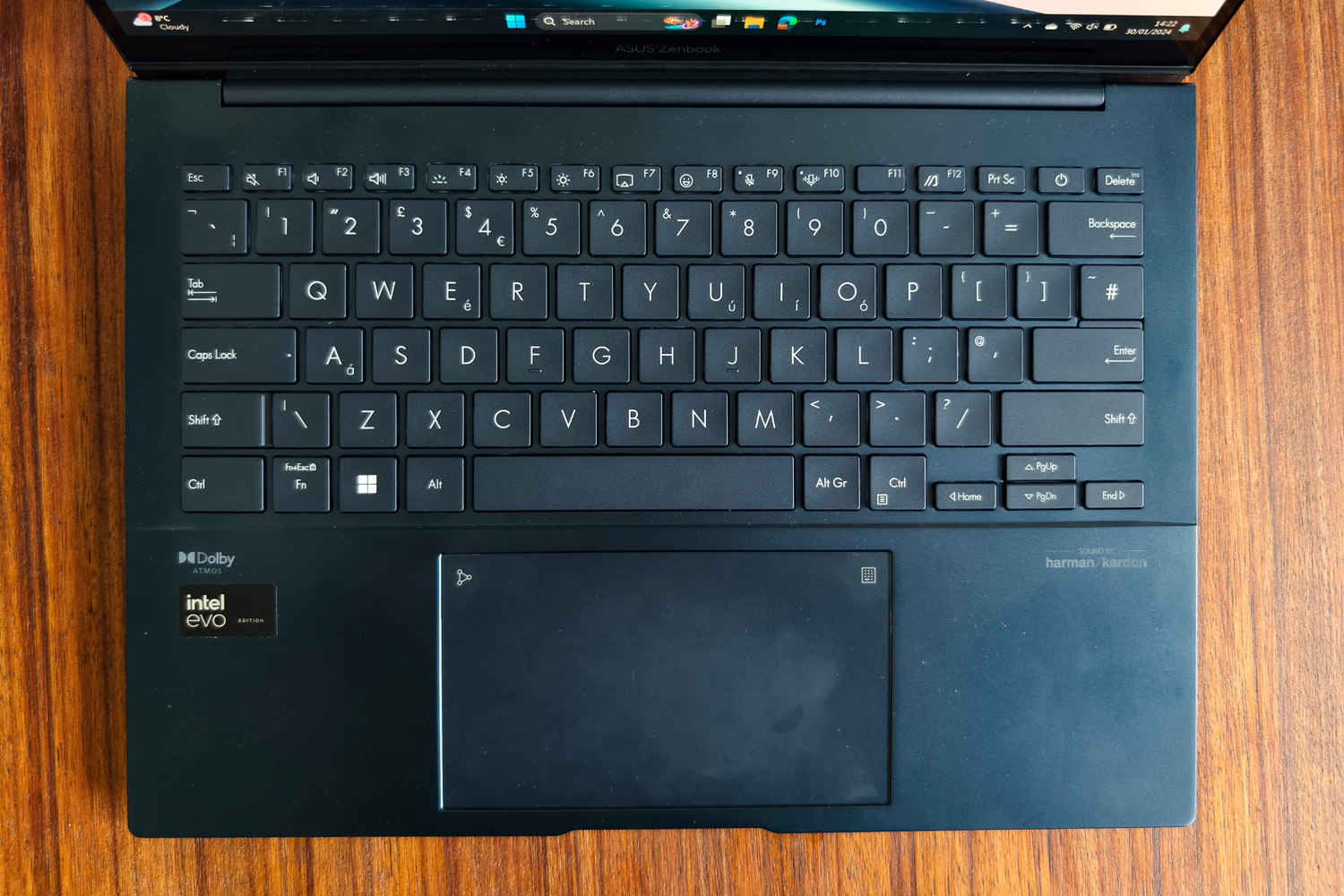 Обзор Asus Zenbook 14 OLED 2024 лотка для клавиатуры