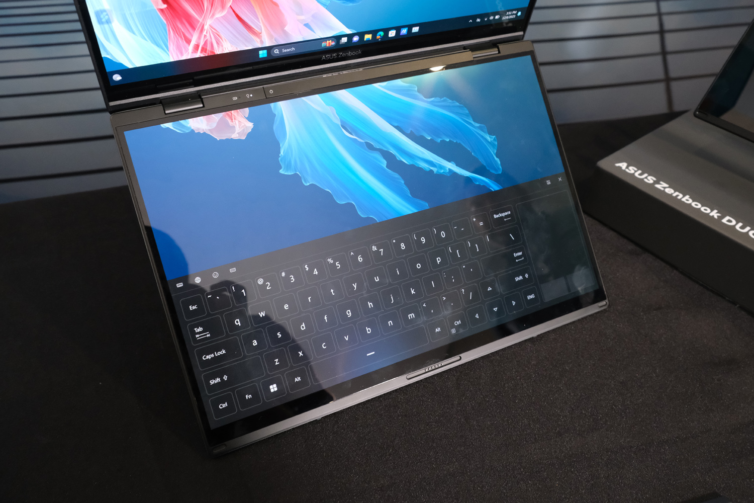 Экранная клавиатура Asus Zenbook Duo OLED 2024