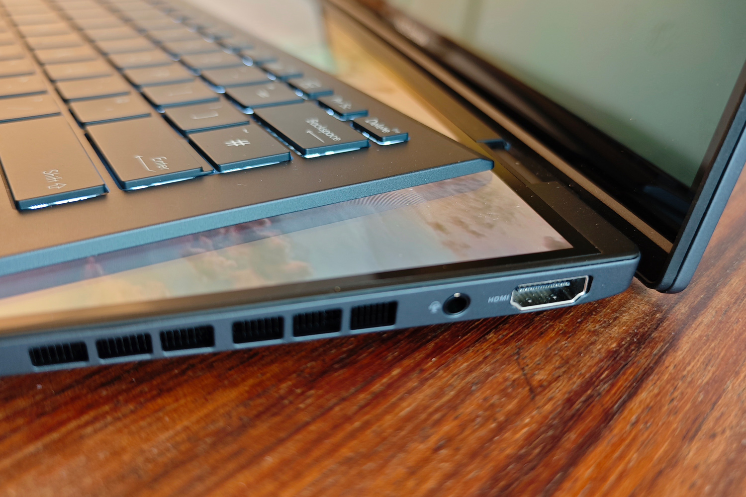 Asus Zenbook Duo OLED 2024 review ports right