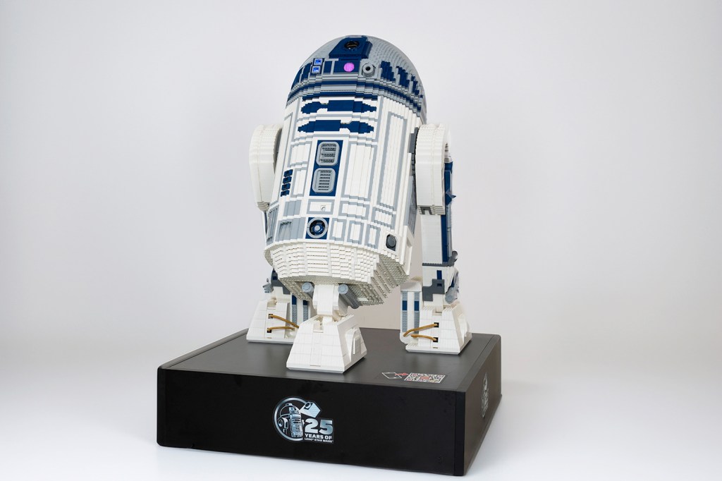 Really big R2-D2, celebrating 25 years of Lego Star Wars 