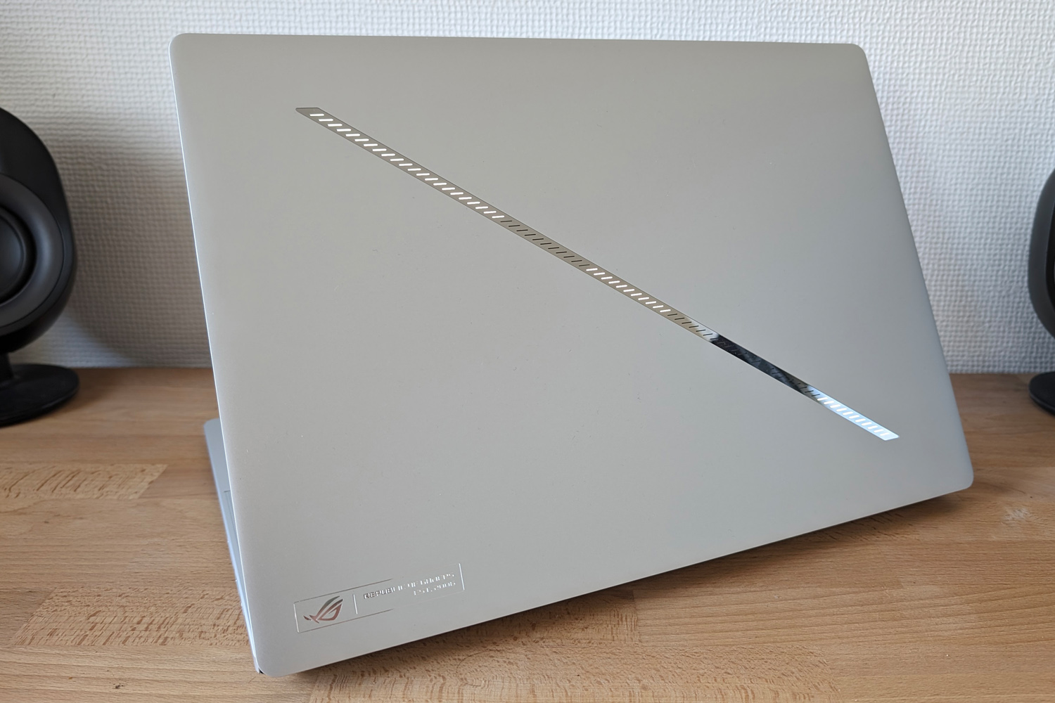 Asus ROG Zephyrus G16 2024 review lid slash lighting