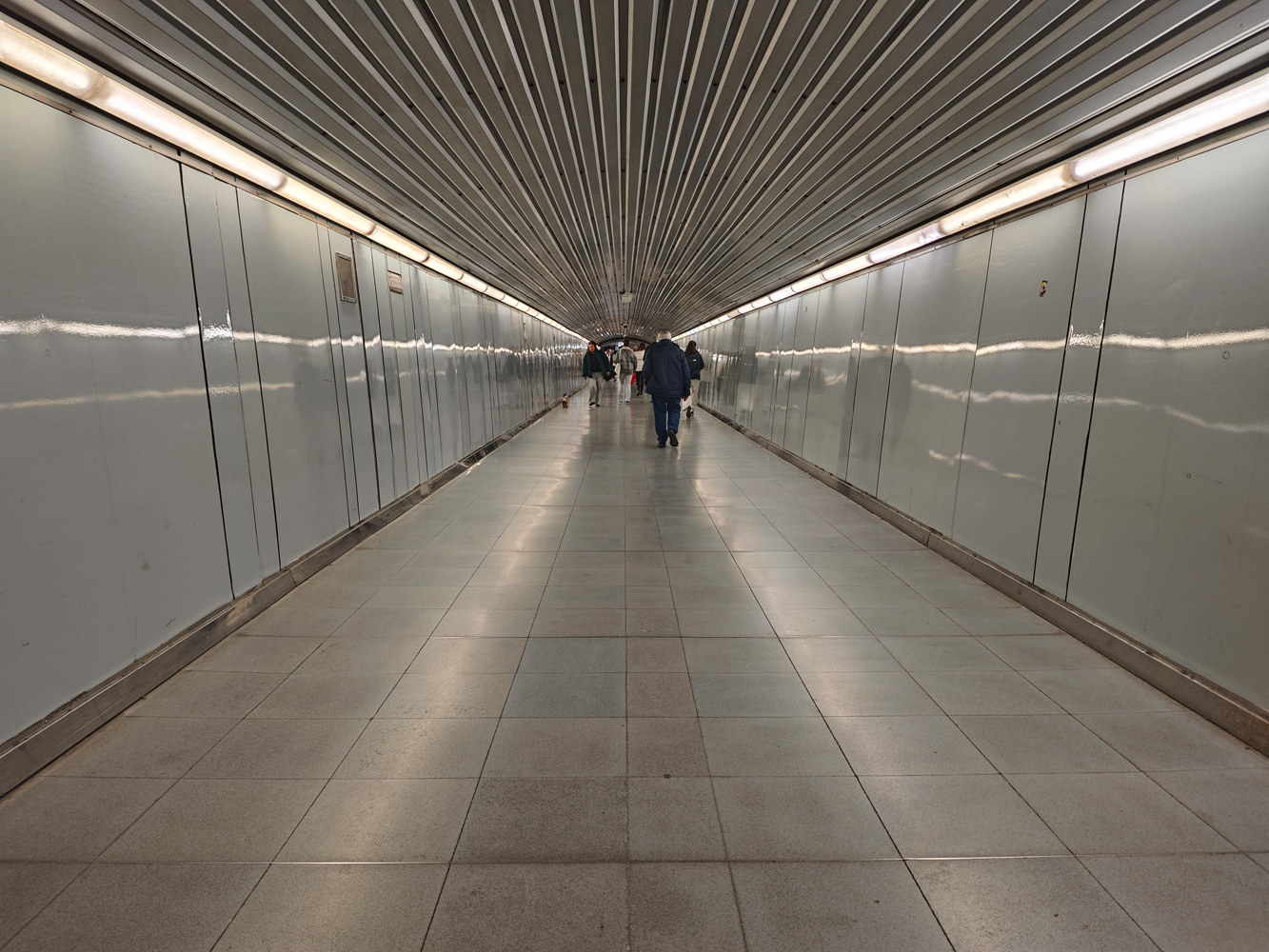 Xiaomi 14 review camera samples metro passage