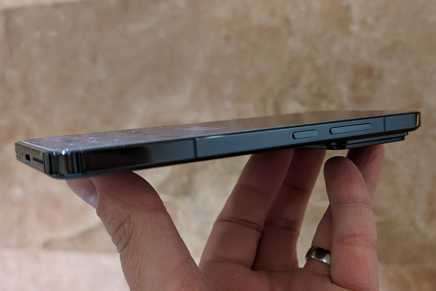 Xiaomi 14 review sides