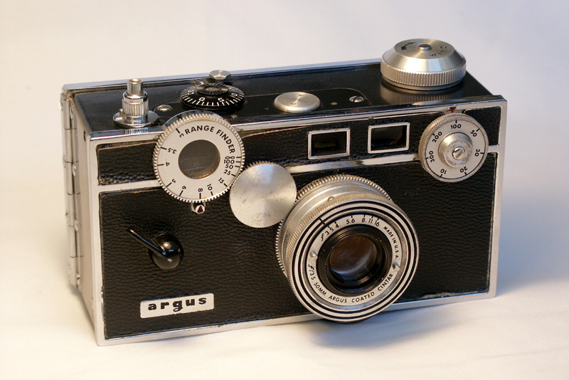 Argus C3
By Camerafiend, CC BY-SA 3.0, https://commons.wikimedia.org/w/index.php?curid=1028468