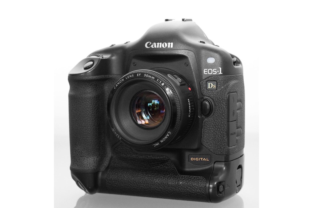 Canon EOS 1Ds
By Spacemunkie - Own work, CC BY 3.0, https://commons.wikimedia.org/w/index.php?curid=9997577
