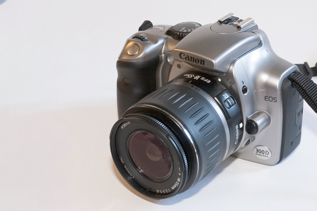 Canon EOS 300D
By Sven Storbeck - Own work, CC BY-SA 3.0, https://commons.wikimedia.org/w/index.php?curid=266535