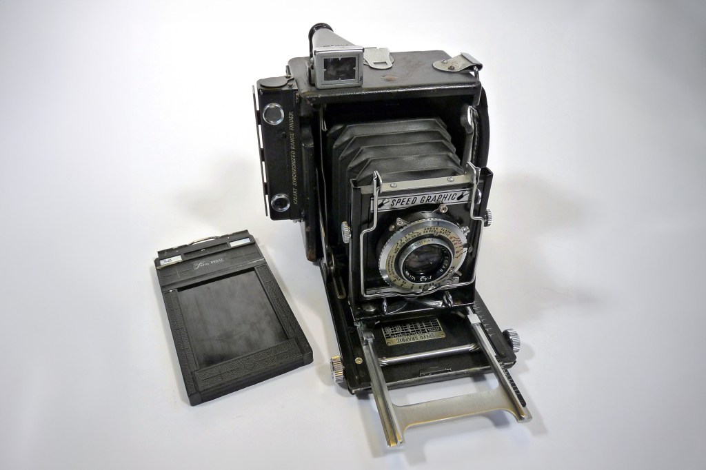 Graflex Speed Graphic
By David - originally posted to Flickr as graflex speedgraphic medium format, 1, CC BY-SA 2.0, https://commons.wikimedia.org/w/index.php?curid=7156363