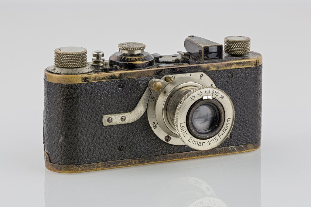 Leica I, 1927
By © Kameraprojekt Graz 2015 / Wikimedia Commons, CC BY-SA 4.0, https://commons.wikimedia.org/w/index.php?curid=42238256