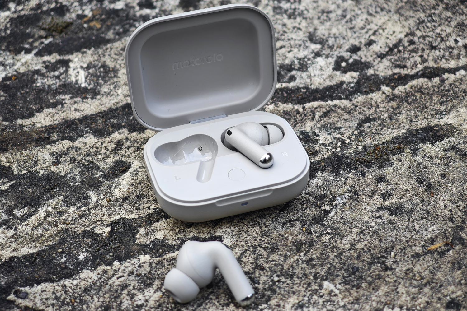 Motorola Buds+ review one bud out
