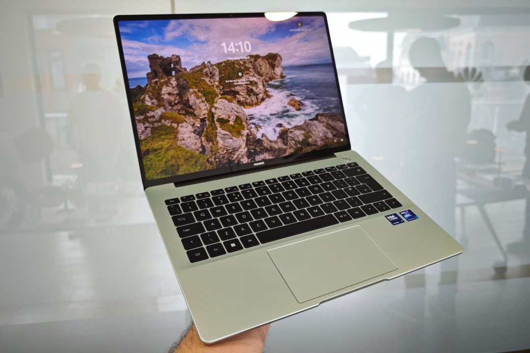 Huawei MateBook 14 2024 hands-on review in hand front