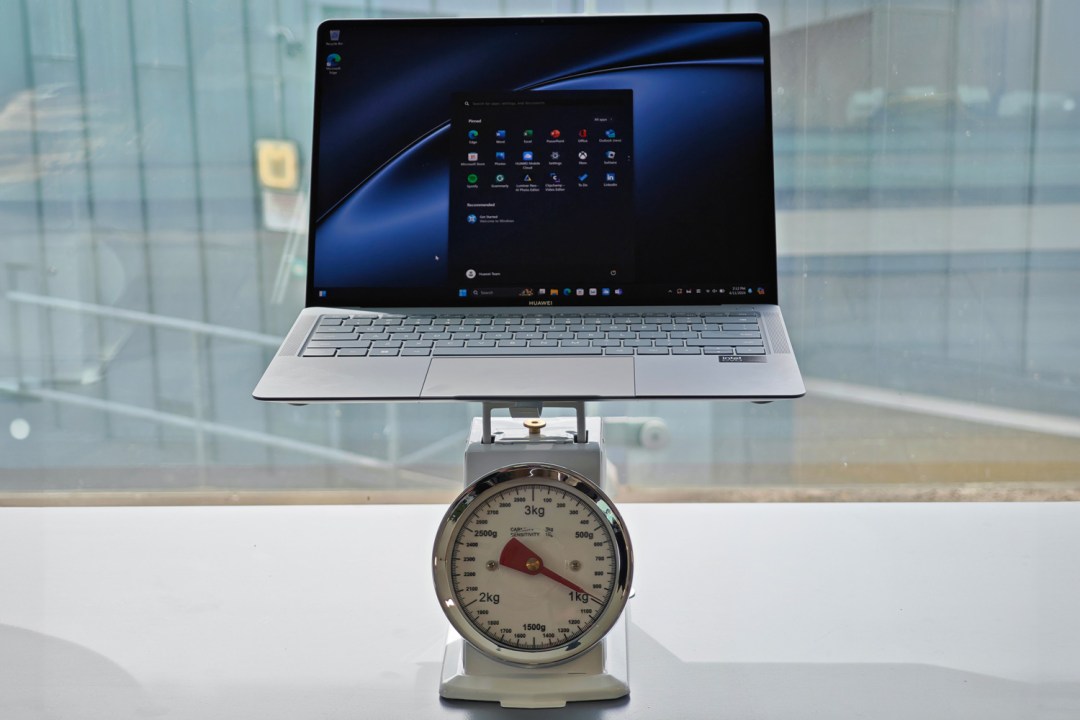 Huawei MateBook X Pro 2024 hands-on review scales front